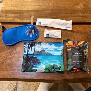 United Airlines Christie Shinn Hawaii Island Travel Zipper Bag, Eye Mask etc